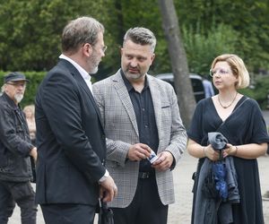 Pogrzeb Joanny Kołaczkowskiej. Tak pożegnali ją przyjaciele z kabaretu. Borek płakała jak uczennica