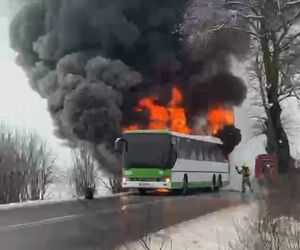 Autobus stanął w płonieniach! Kierowca w porę zatrzymał pojazd. Co było przyczyną pożaru? 