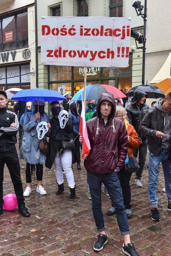 Tak wyglądał protest "Zakończyć plandemię" w Toruniu