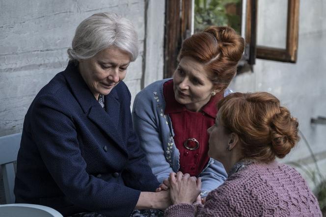 Stulecie Winnych 3 odc. 37. Kazia (Katarzyna Kwiatkowska), Mania (Magdalena Walach), Ania (Urszula Grabowska)