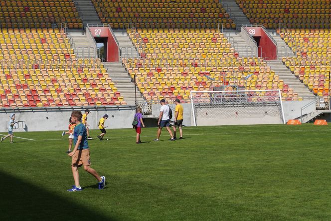 Pożegnianie Murawy na Chorten Arenie. Jagiellonia Białystok rozdaje boisko swoim kibicom