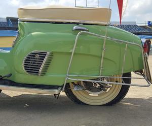 Osy kręciły kółka na stadionie żużlowym w Lesznie. Ogólnopolski zlot skuterów Osa Osieczna-Leszno 