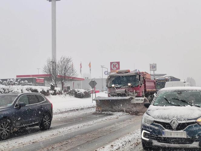 Potężny atak zimy w Małopolsce. Śnieg sypie bez przerwy