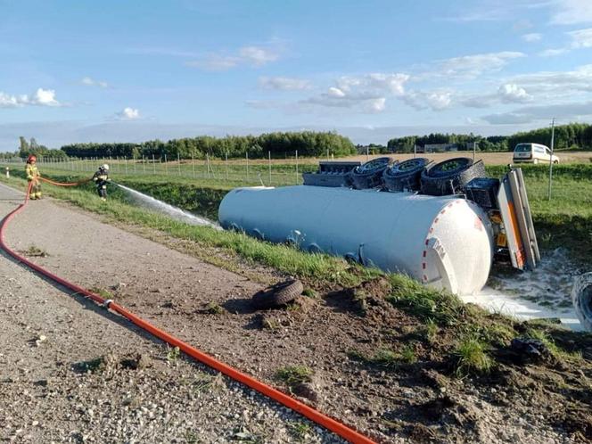 Poważny wypadek pod Kołbielą. Cysterna zderzyła się z samochodem osobowym. Doszło do gigantycznego wycieku paliwa