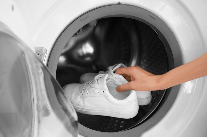 Najpierw weź z sypialni i potem nastaw pranie butów w pralce. Będą jak nowe i się nie zniszczą podczas obrotów bębna. Pranie butów w pralce 