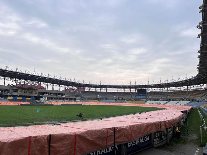 Tor pod plandeką na stadionie Stali Gorzów