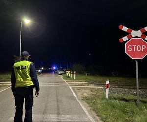 Rodzina zginęła na torach. Świadek mówi o wielkim huku. Pociąg pchał wrak auta