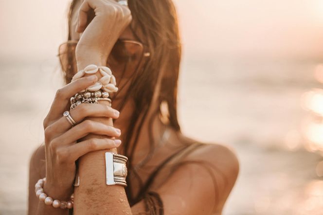 Motywy morskie, asymetria, gotyk. Te trendy w biżuterii będą królować wiosną i latem
