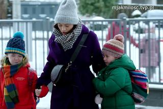 M jak miłość. Iza (Adriana Kalska), Szymek (Staś Szczypiński), Maja (Laura Jankowska)	