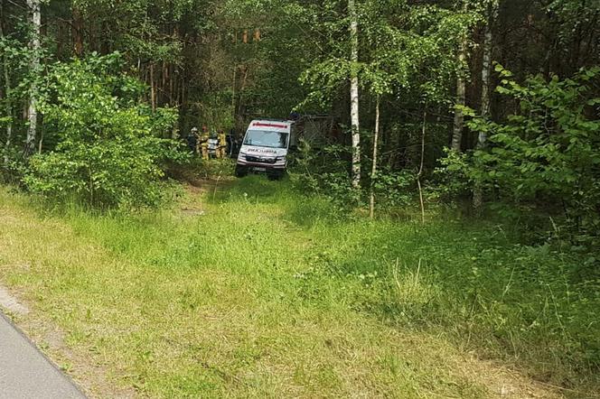 Koszmarny wypadek w Ciepielowie. Auto gruchnęło w drzewo. Cztery osoby ranne