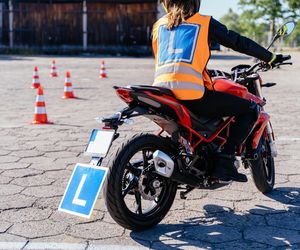 31-latka motocyklem wjechała w ogrodzenie WORD-u! Wypadek na egzaminie w Lesznie