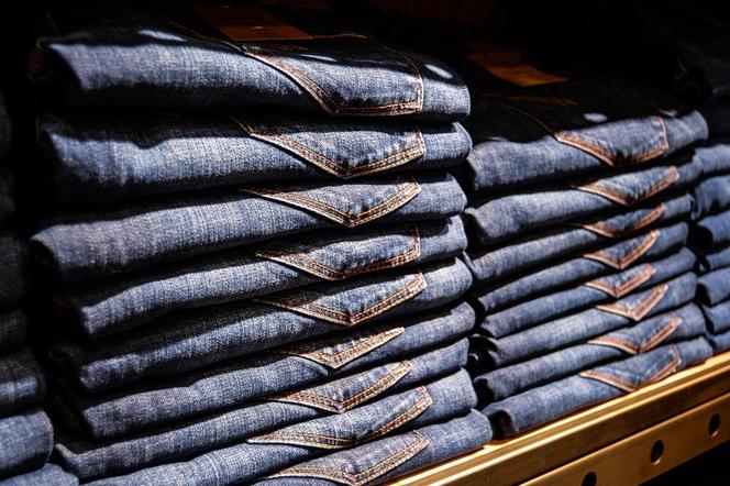 Firma słynie z produkcji jeansów 