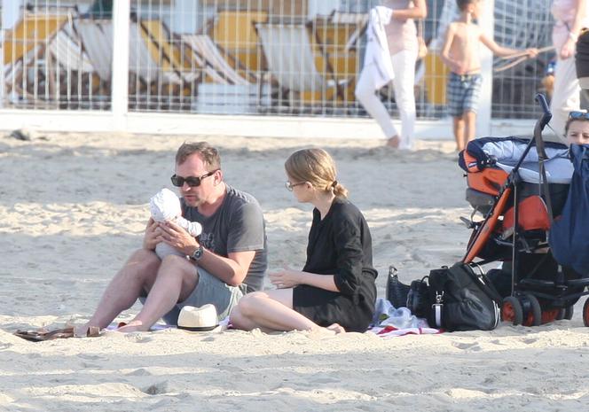 ANDRZEJ CHYRA I PAULINA JAROSZEWICZ Z SYNKIEM NA PLAŻY