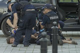 Rzucił się na kobietę z dzieckiem z nożem. Atak nożownika w samym sercu stolicy