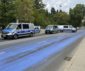 Żółto-niebieska niespodzianka dla rosyjskich dyplomatów. Barwy Ukrainy na asfalcie przed ambasadą Rosji