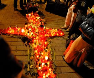 15. rocznica katastrofy smoleńskiej. Burzliwa historia krzyża sprzed Pałacu Prezydenckiego