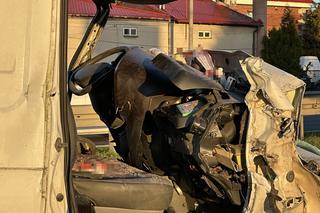  Siódemka sparaliżowana po potwornym zderzeniu. Pasażerowie są zakleszczeni 