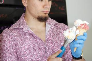 Jak kiedyś wyglądał Conan Kaźmierski? Po nieśmiałym chłopaku nie ma już śladu. Dziś podbija show-biznes z mamą 