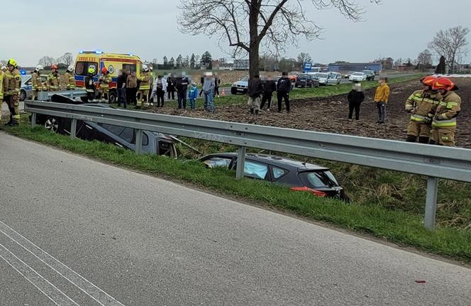 Totalna demolka pod Siedlcami. Osobówki staranowały bariery. Cztery osoby w szpitalu