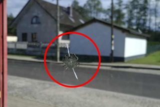 Zaczął strzelać do ludzi na przystanku. 5 cm od twarzy