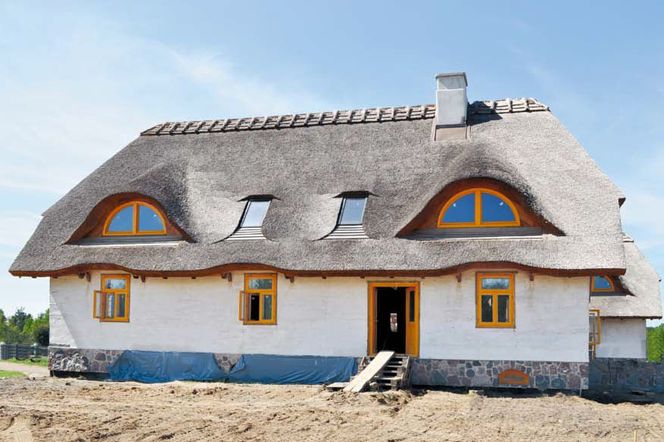 Dom z gliny, kryty strzechą