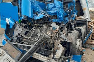 Przyczepa z drewnem zmiażdżyła kabinę ciężarówki. Kierowca był zakleszczony 