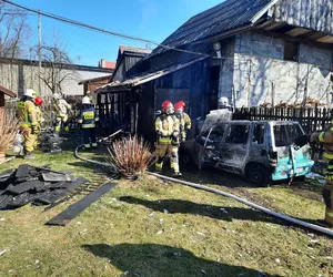 Pożar wiaty garażowej w Przyborowie. Doszczętnie spłonął samochód