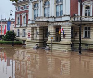 Nysa. Ratownicy WOPR i GOPR z całego kraju zjeżdżają do miasta. Dwugodzinne kolejki w sklepach