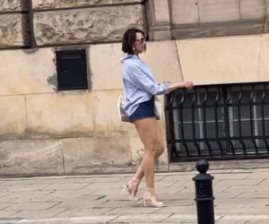 Anna Popek w krótkich szortach paraduje po mieście.