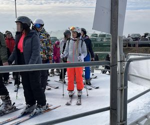 Na nartach podjadała mężowi frytki