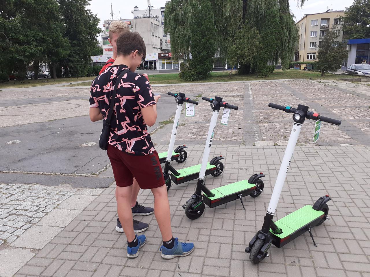 Ważne zmiany dla użytkowników hulajnóg elektrycznych. Po chodniku tylko 8km/h, a po drodze nie więcej niż 20km/h.