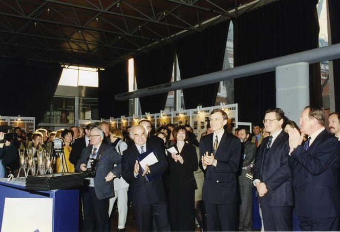 W pierwszym rzędzie od lewej: Christiano Pinzautti, prezes firmy Olivetti Solutions, Ewa P. Porębska, prezydent Warszawy Marcin Święcicki, Sekretarz Stanu w MKiS Sławomir Ratajski, mecenas Edward Wen