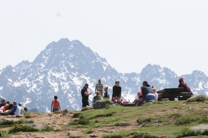 Tłumy w Tatrach. Słoneczna pogoda przyciągnęła turystów na szlaki