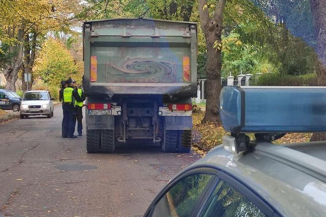 Policjanci ukarali 6 kierowców ciężarówek, którzy pomimo zakazu wjechali na ul. Św. Wojciecha w Koszalinie