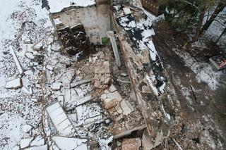 Dramat w Pilawie, zawalił się pustostan. Ściana przygniotła budowlańca, ratownicy musieli amputować nogę