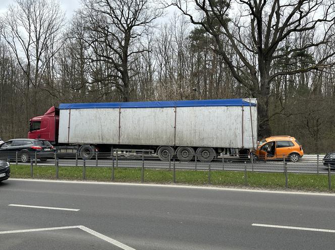 Wiozła małe dziecko, wjechała pod ciężarówkę. Dramatyczny wypadek w Aninie