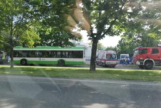 Wypadek autobusu w Białymstoku. Zderzył się na buspasie z osobówką. Sześć osób rannych