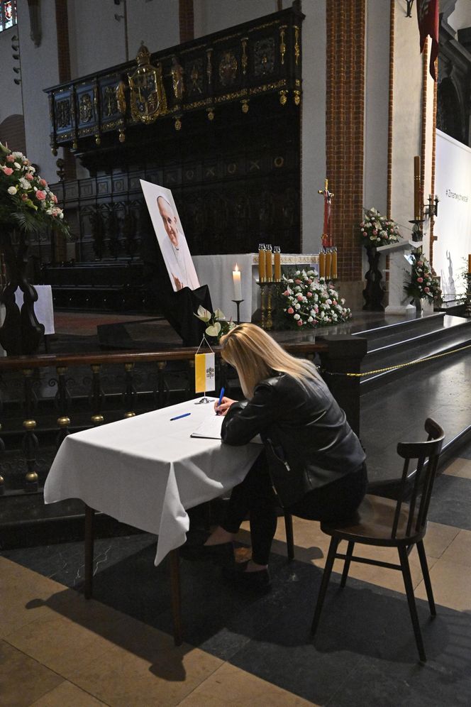 Warszawa żegna papieża Franciszka. Poruszające wpisy w Archikatedrze