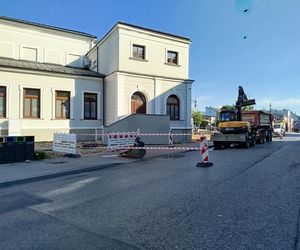 Trwa budowa parku kieszonkowego przy sali Podlasie MOK-u. Piesi mogą tu napotkać utrudnienia