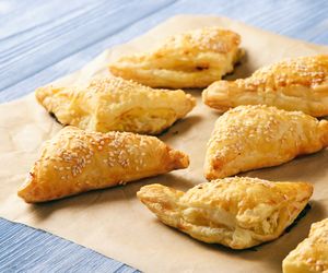 Paszteciki grzybowe z ciasta francuskiego: łatwy przepis na szybkie paszteciki do barszczu