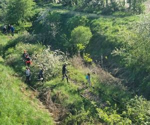 Ludzie sami wyrywają chaszcze na torach. Tak walczą o reaktywację linii kolejowej nr 241 z Tucholi do Koronowa