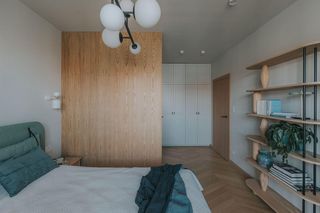 Montaż szafy na wymiar: przed czy po położeniu podłogi? Kompletny poradnik