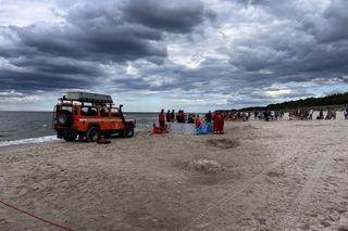 Śmierć i zaginięcie na Bałtyku. Ratownicy ostrzegali przed sztormem. On poszedł popływać z synem [ZDJECIA]