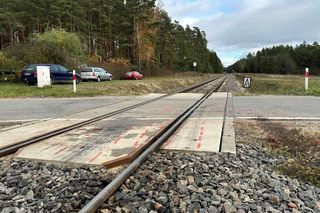 Rodzina zginęła na torach. Świadek mówi o wielkim huku. Pociąg pchał wrak auta