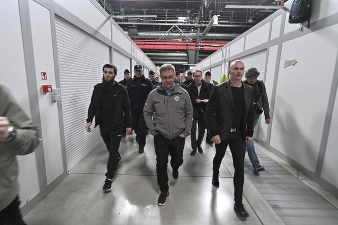 Komornicy na Modlińskiej. Nerwowe starcie przy hali na Białołęce. Ostry konflikt kupców z zarządcą hali