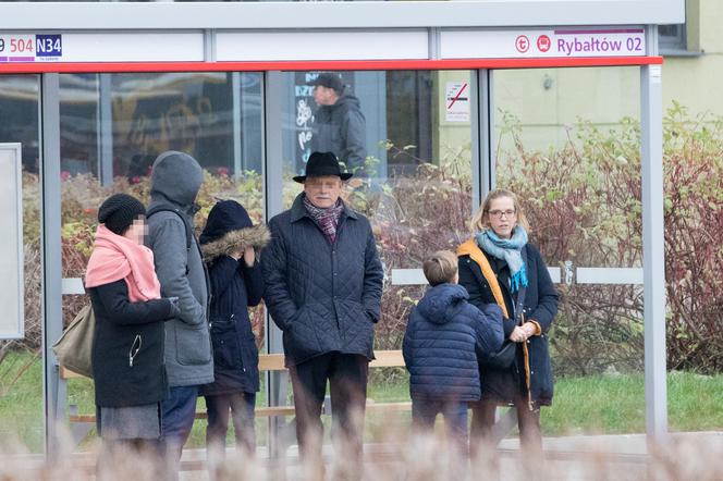 Rafał Trzaskowski jedzie z rodziną metrem na zaprzysiężenie