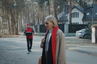 M jak miłość odc. 1869. Dorota (Iwona Rejzner), kurier (Jakub Dzięcielski)