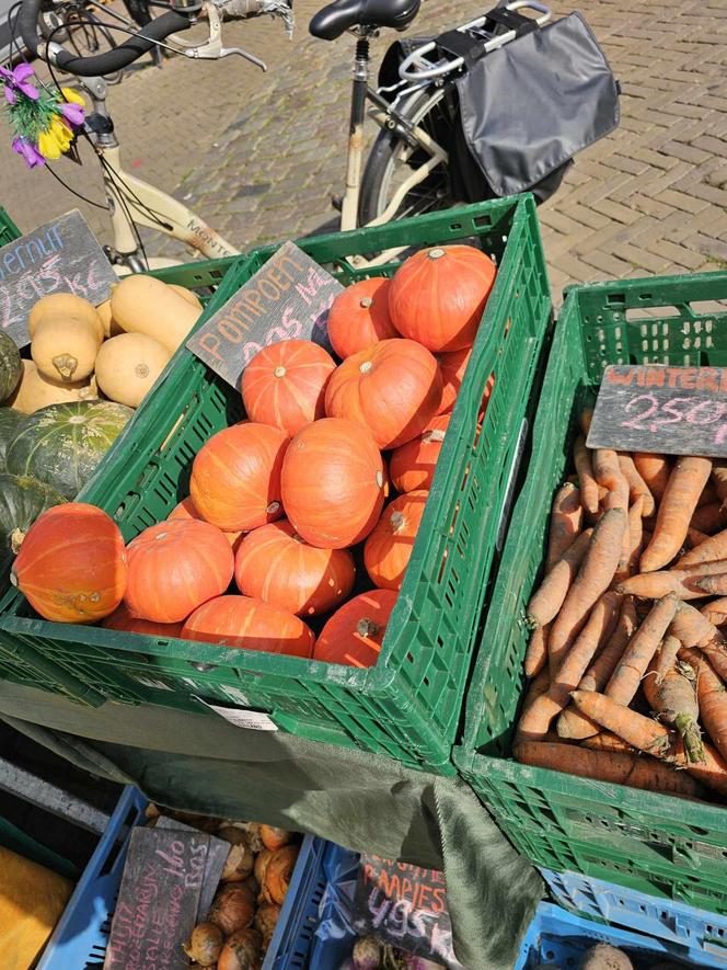 Ceny warzyw i owoców na targu w Amsterdamie