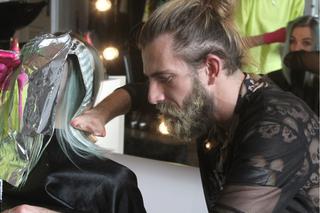 Jednoręki mistrz fryzur