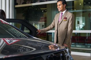 Linie Emirates wprowadzają nowe, stylowe uniformy dla elitarnego zespołu obsługi pasażerów premium i VIP